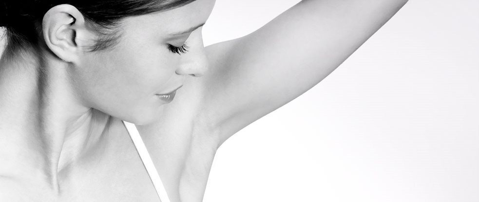 Eucerin-modell som visar armhåla