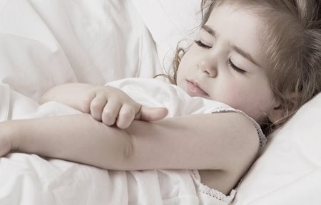 Flicka som kliar sig