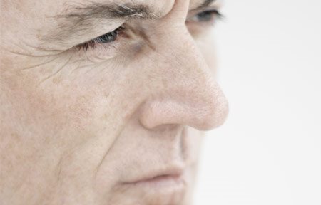Närbild på äldre mans ansikte