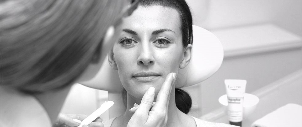Kvinnas ansikte som behandlas med en Eucerin-produkt