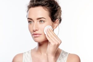Använd DermatoCLEAN ansiktsvatten