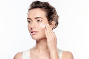 Smörj in med en återfuktande anti-age creme