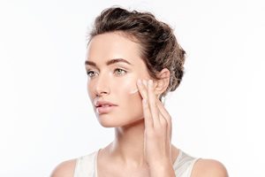Applicera en anti-age hudcreme