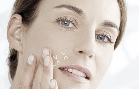 Kvinna som använder Concentrate mellan ögonen