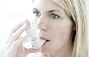 Kvinna som använder inhalator.