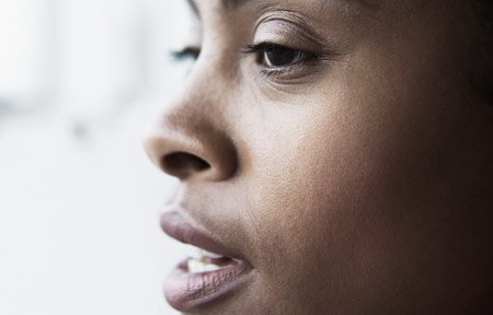 Kvinnoansikte med mörk hy