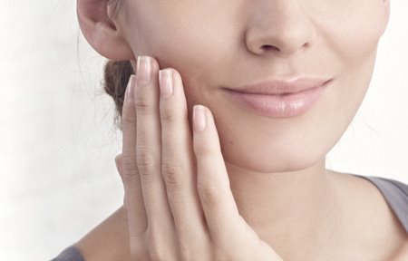 Kvinna som applicerar Eucerin Hyal-Urea Day eller Night Cream