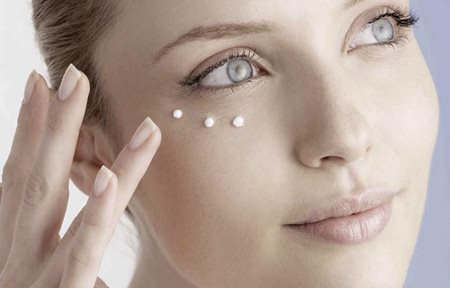 Kvinna som applicerar Eucerin Hyal-Urea Eye Creme