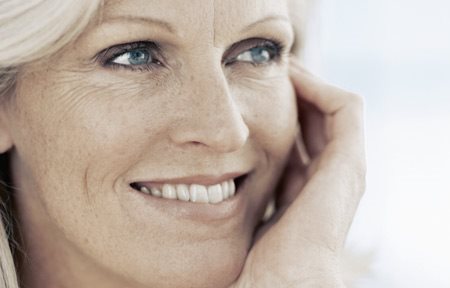 Medelålders kvinna som ler.