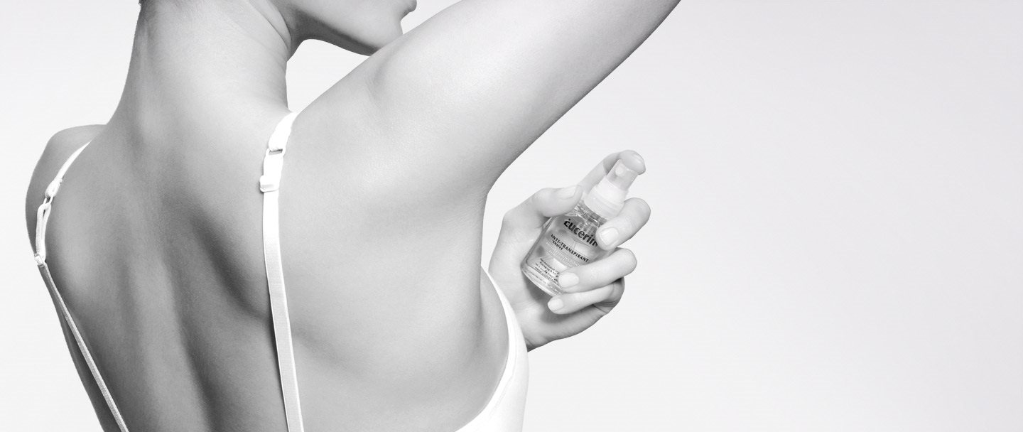 Kvinna som använder Eucerin Anti-Transpirant Intensive Pump-Spray med 72 timmars skydd
